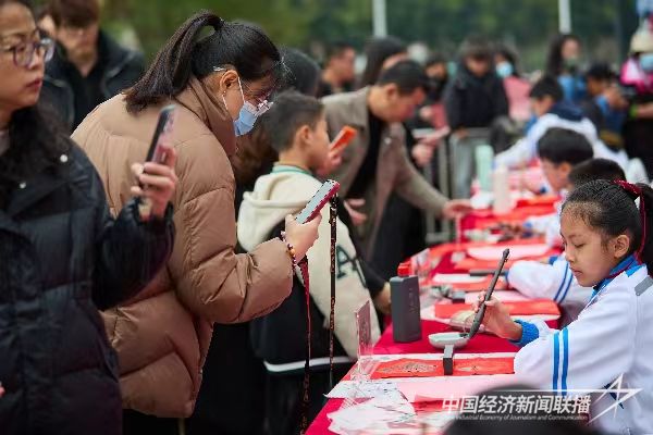 20240130  龍海區(qū)31名“小書(shū)法家”義務(wù)寫(xiě)春聯(lián)5.jpg?v=1706678015