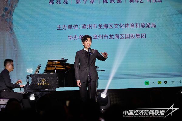 20240219  龍海：女大學(xué)生許悅在石碼后港古街舉辦獨唱音樂會4.jpeg