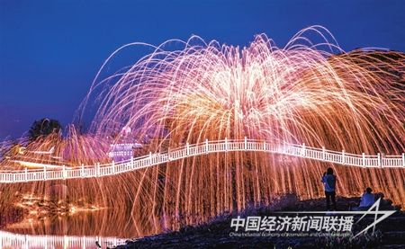 2月14日，章貢區(qū)七鯉古鎮(zhèn)煙花秀上的“火樹(shù)銀花”.jpg?v=1708349014