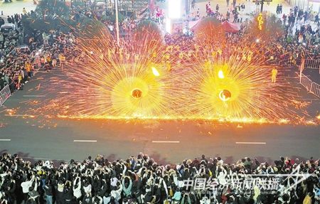 2月10日，信豐縣文化公園的打鐵花非遺民俗表演動(dòng)感十足.jpg?v=1708349014