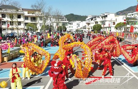 2月11日，上猶縣梅水鄉(xiāng)園村村民舞龍賀新春.jpg?v=1708349014