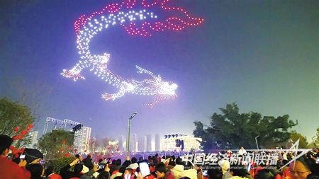 2月10日，一條由1500余架無(wú)人機(jī)組成的巨龍?jiān)谮M州經(jīng)開(kāi)區(qū)章江左岸公園上空翱翔.jpg?v=1708349014