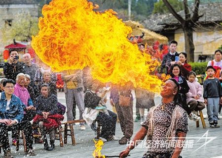 2月16日，游客在龍南市關(guān)西圍景區(qū)觀(guān)賞非遺項(xiàng)目噴火表演.jpg?v=1708349014