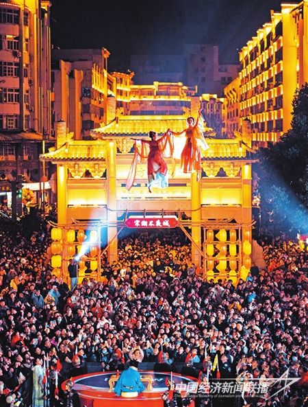 2月17日晚，市民和游客在贛州市江南宋城歷史文化旅游區(qū)看“飛天”表演.jpg?v=1708349014