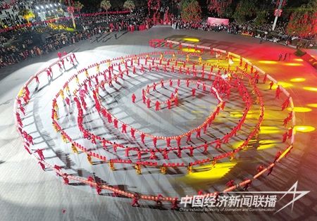 2月15日晚，寧都縣城翠微廣場(chǎng)上的客家非遺民俗橋幫燈蜿蜒如長(zhǎng)龍.jpg?v=1708349014