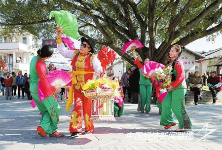 2月12日，瑞金市象湖里的茶燈表演生動(dòng)詼諧.jpg?v=1708349014